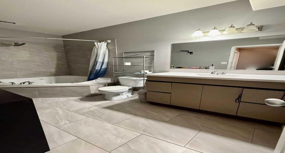 Jetted Tub in downstairs Bathroom