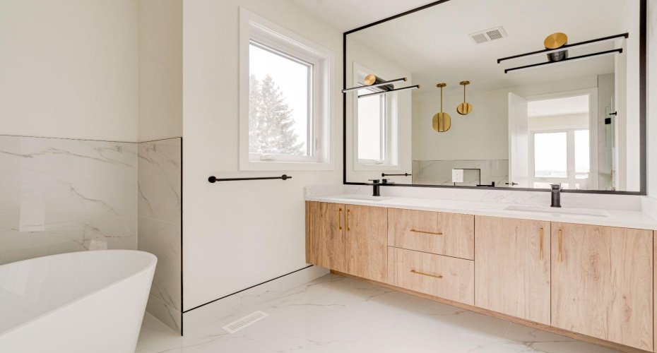 5 Piece Primary Ensuite with Statement Lighting and Black Fixtures