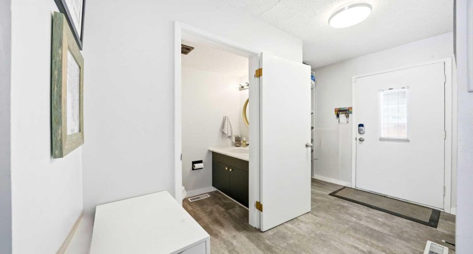 773 Kingsmere Crescent, Calgary, Alberta T2V 2H9, 3 Bedrooms Bedrooms, ,2 BathroomsBathrooms,Residential,For Sale,Kingsmere,A2299143