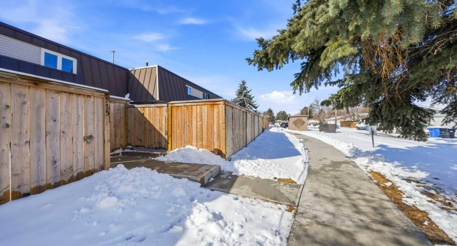 773 Kingsmere Crescent, Calgary, Alberta T2V 2H9, 3 Bedrooms Bedrooms, ,2 BathroomsBathrooms,Residential,For Sale,Kingsmere,A2299143