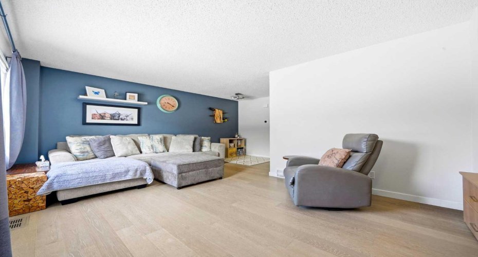 773 Kingsmere Crescent, Calgary, Alberta T2V 2H9, 3 Bedrooms Bedrooms, ,2 BathroomsBathrooms,Residential,For Sale,Kingsmere,A2299143