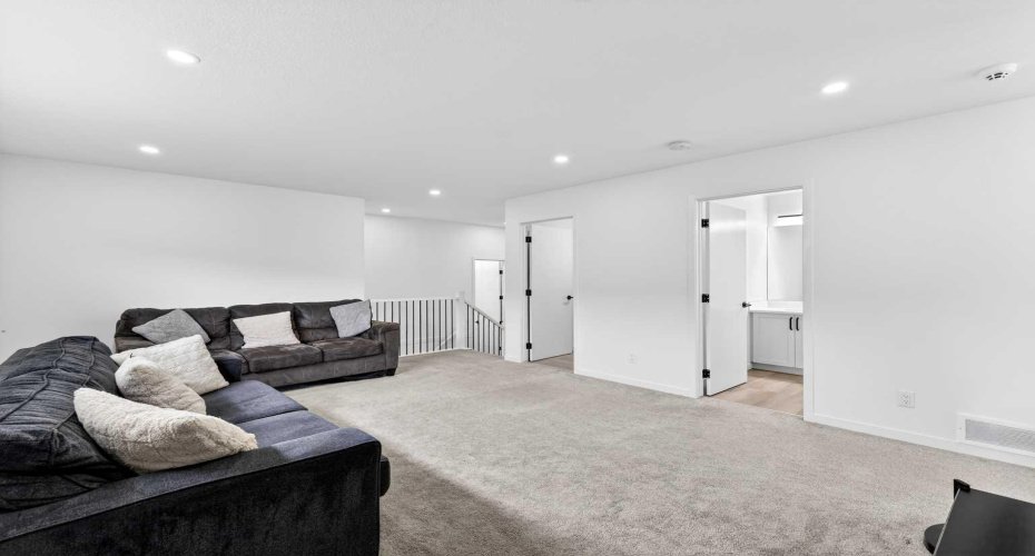 41 Copperhead Road, Calgary, Alberta T2Z 5H1, 4 Bedrooms Bedrooms, ,4 BathroomsBathrooms,Residential,For Sale,Copperhead,A2301656