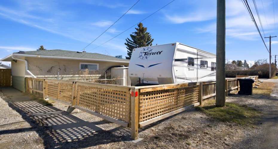 5601 51 Street, Olds, Alberta T4H 1H9, 5 Bedrooms Bedrooms, ,2 BathroomsBathrooms,Residential,For Sale,51,A2302110