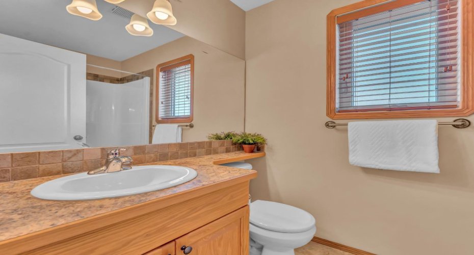 107 Vista Close, Medicine Hat, Alberta T1B0M3, 1 Bedroom Bedrooms, ,4 BathroomsBathrooms,Residential,For Sale,Vista,A2302481