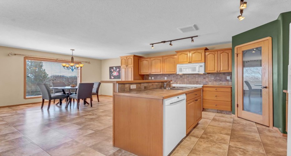 107 Vista Close, Medicine Hat, Alberta T1B0M3, 1 Bedroom Bedrooms, ,4 BathroomsBathrooms,Residential,For Sale,Vista,A2302481