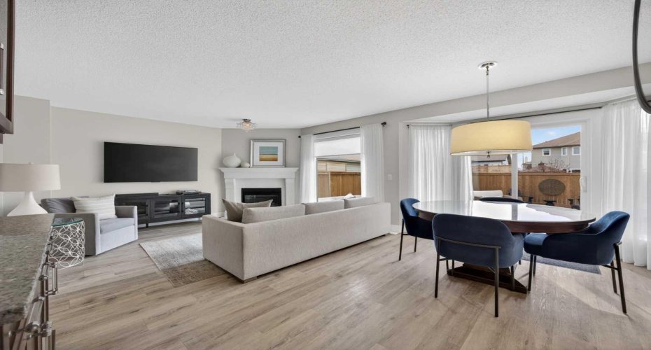 Breakfast nook/living room