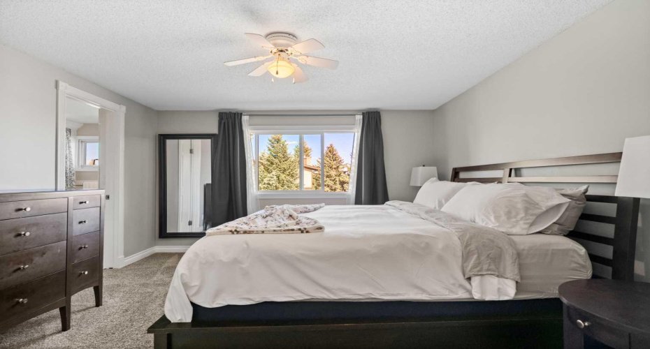 1011 Canterbury Drive, Calgary, Alberta T2W 2S8, 3 Bedrooms Bedrooms, ,3 BathroomsBathrooms,Residential,For Sale,Canterbury,A2303647