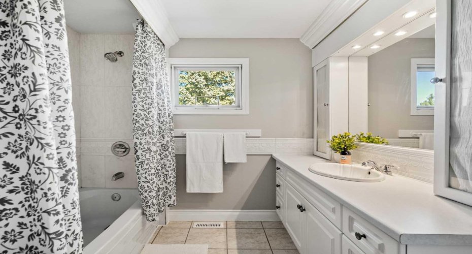 1011 Canterbury Drive, Calgary, Alberta T2W 2S8, 3 Bedrooms Bedrooms, ,3 BathroomsBathrooms,Residential,For Sale,Canterbury,A2303647