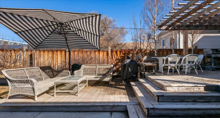 The 2-tiered deck is great for BBQ season!