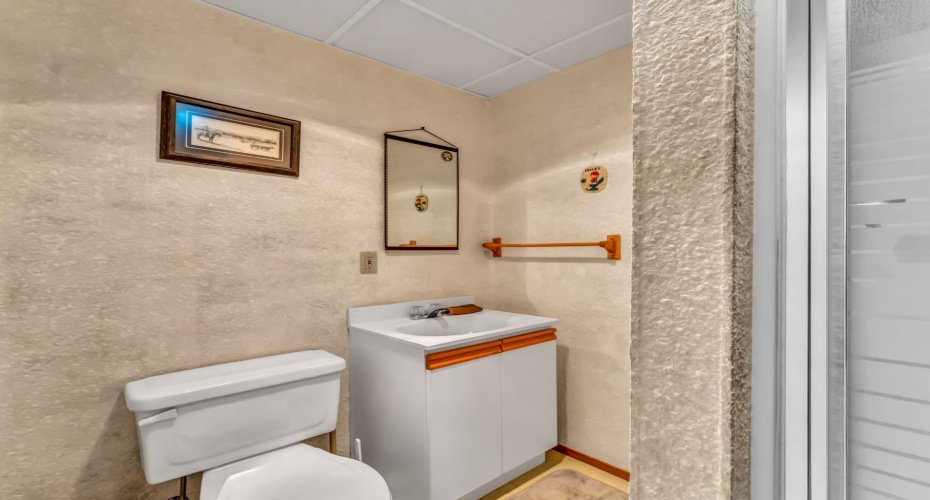 17 Ross Glen Way, Medicine Hat, Alberta T1B1N9, 4 Bedrooms Bedrooms, ,3 BathroomsBathrooms,Residential,For Sale,Ross Glen,A2303946