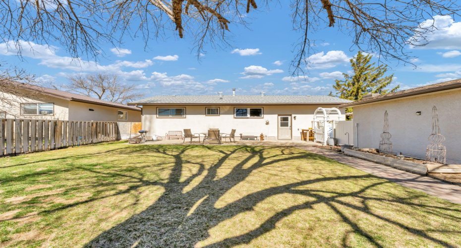 17 Ross Glen Way, Medicine Hat, Alberta T1B1N9, 4 Bedrooms Bedrooms, ,3 BathroomsBathrooms,Residential,For Sale,Ross Glen,A2303946