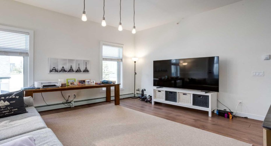 2702 17 Avenue, Calgary, Alberta T3E 8A5, 2 Bedrooms Bedrooms, ,2 BathroomsBathrooms,Residential,For Sale,17,A2303956