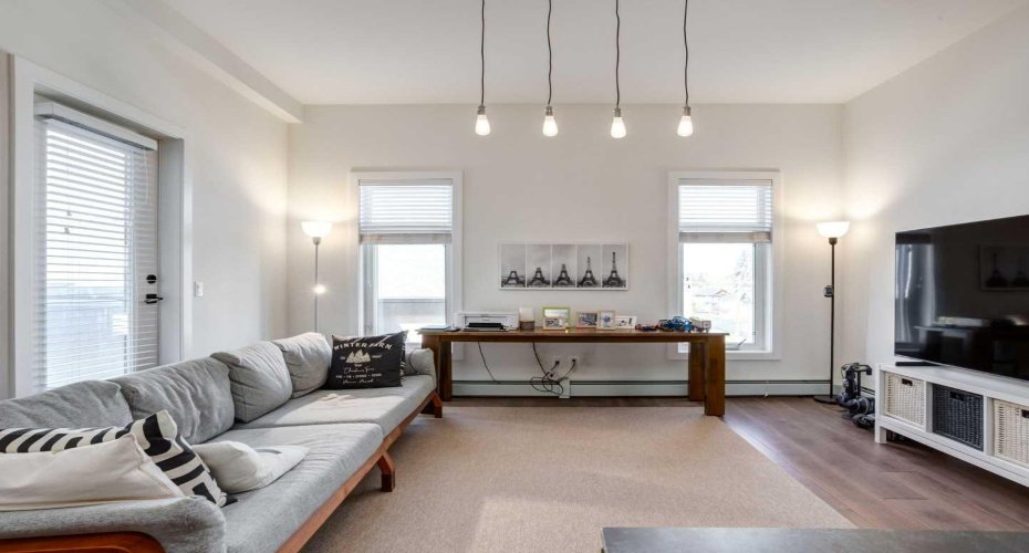 2702 17 Avenue, Calgary, Alberta T3E 8A5, 2 Bedrooms Bedrooms, ,2 BathroomsBathrooms,Residential,For Sale,17,A2303956