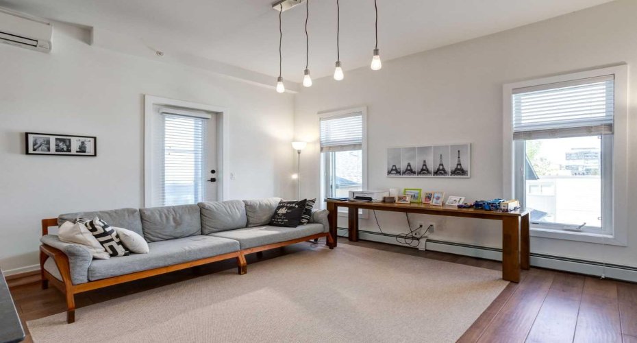 2702 17 Avenue, Calgary, Alberta T3E 8A5, 2 Bedrooms Bedrooms, ,2 BathroomsBathrooms,Residential,For Sale,17,A2303956