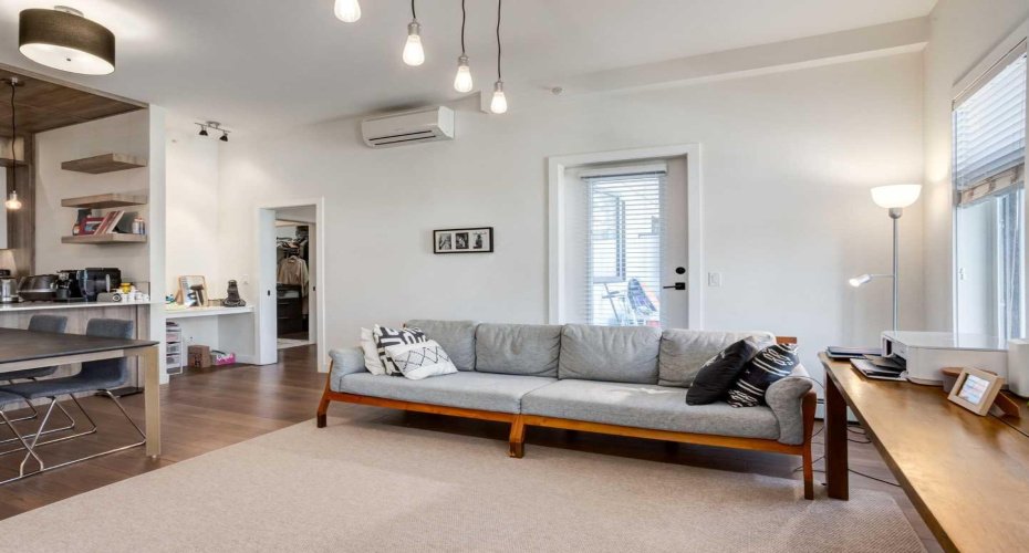 2702 17 Avenue, Calgary, Alberta T3E 8A5, 2 Bedrooms Bedrooms, ,2 BathroomsBathrooms,Residential,For Sale,17,A2303956