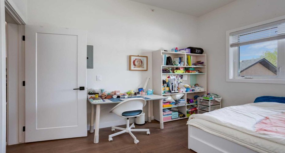 2702 17 Avenue, Calgary, Alberta T3E 8A5, 2 Bedrooms Bedrooms, ,2 BathroomsBathrooms,Residential,For Sale,17,A2303956