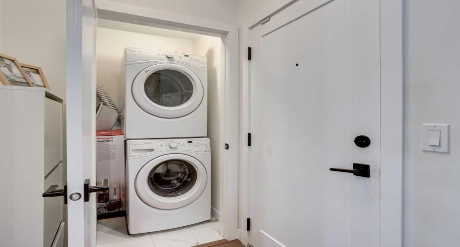 2702 17 Avenue, Calgary, Alberta T3E 8A5, 2 Bedrooms Bedrooms, ,2 BathroomsBathrooms,Residential,For Sale,17,A2303956