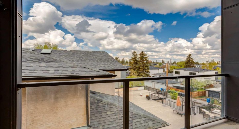 2702 17 Avenue, Calgary, Alberta T3E 8A5, 2 Bedrooms Bedrooms, ,2 BathroomsBathrooms,Residential,For Sale,17,A2303956