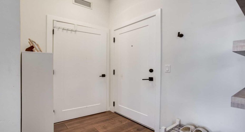 2702 17 Avenue, Calgary, Alberta T3E 8A5, 2 Bedrooms Bedrooms, ,2 BathroomsBathrooms,Residential,For Sale,17,A2303956