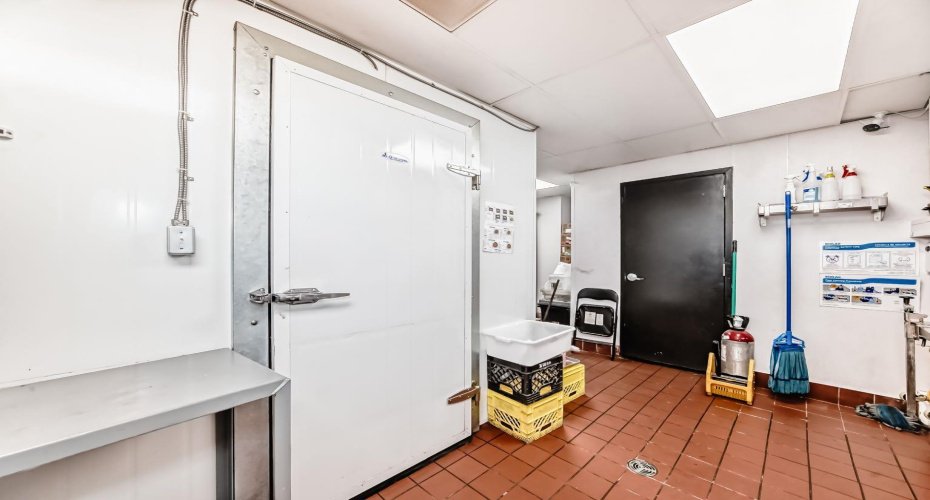 1814 Mayor Magrath Drive, Lethbridge, Alberta T1K2R5, ,Commercial,For Lease,Mayor Magrath,A2304217