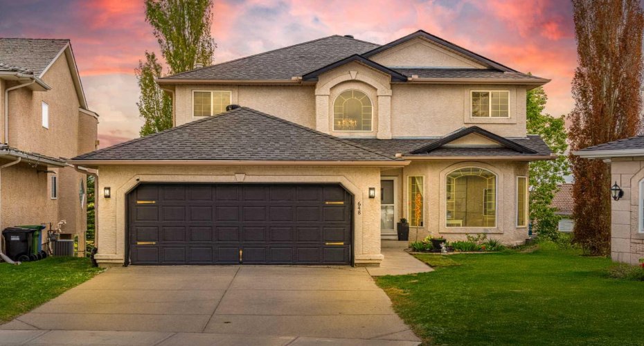 Located on a calm cul-de-sac in the estates of Scenic Acres