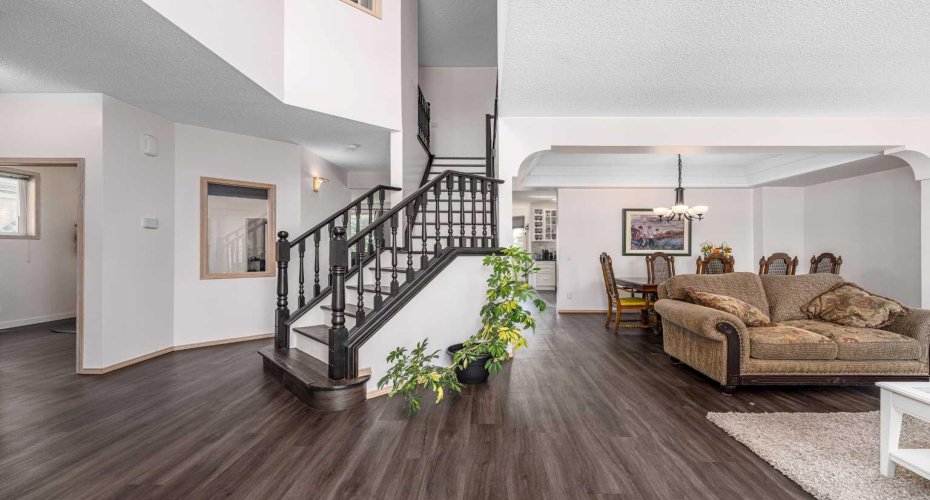 Bright and open front enterance