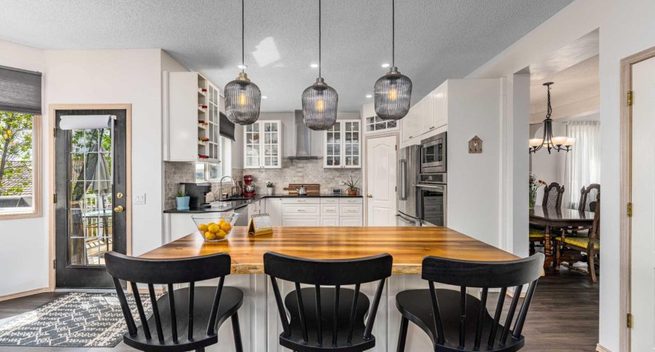 Conveniently placed kitchen island for easy flow