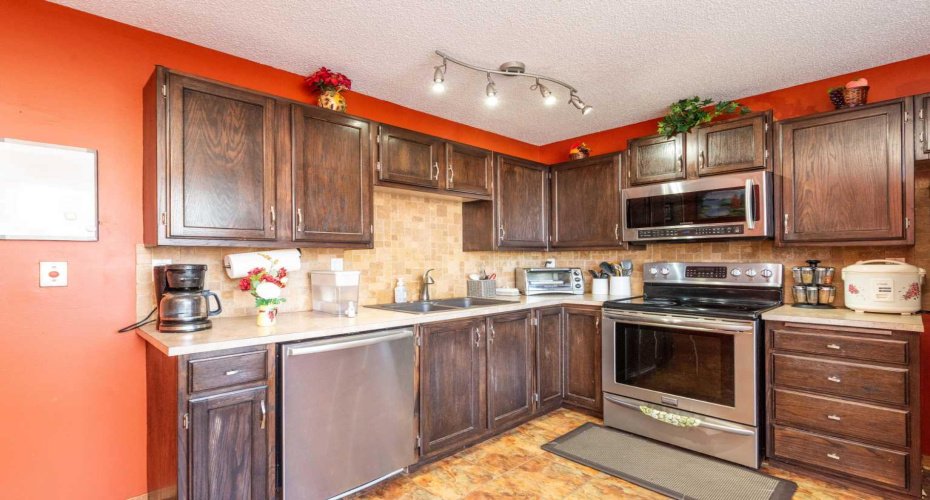 78 Queen Anne Close, Calgary, Alberta T2J 6E5, 3 Bedrooms Bedrooms, ,2 BathroomsBathrooms,Residential,For Sale,Queen Anne,A2304273