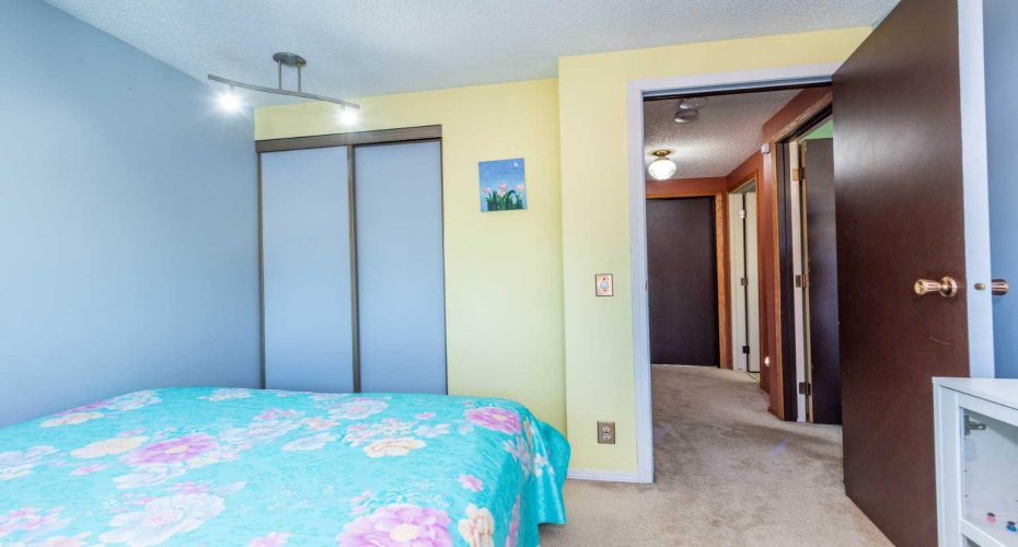 78 Queen Anne Close, Calgary, Alberta T2J 6E5, 3 Bedrooms Bedrooms, ,2 BathroomsBathrooms,Residential,For Sale,Queen Anne,A2304273