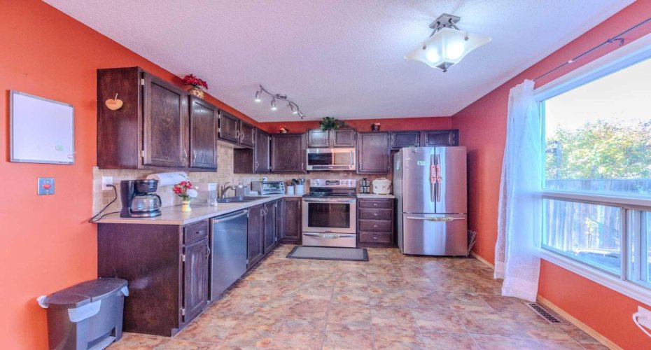 78 Queen Anne Close, Calgary, Alberta T2J 6E5, 3 Bedrooms Bedrooms, ,2 BathroomsBathrooms,Residential,For Sale,Queen Anne,A2304273