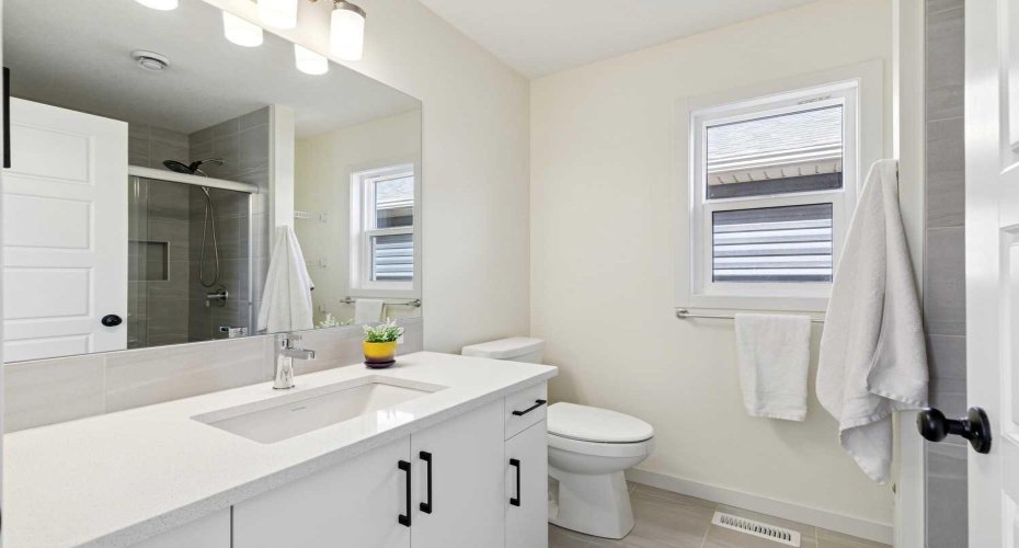 All bathroom and kitchen faucets and sinks have been upgraded to modern, high-quality fixtures, while quartz countertops have been added to all bathrooms for a sleek, cohesive look.