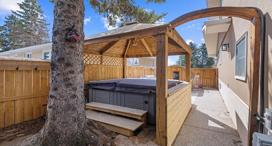 3144 Breen Crescent, Calgary, Alberta T2L1S7, 7 Bedrooms Bedrooms, ,4 BathroomsBathrooms,Residential,For Sale,Breen,A2304463