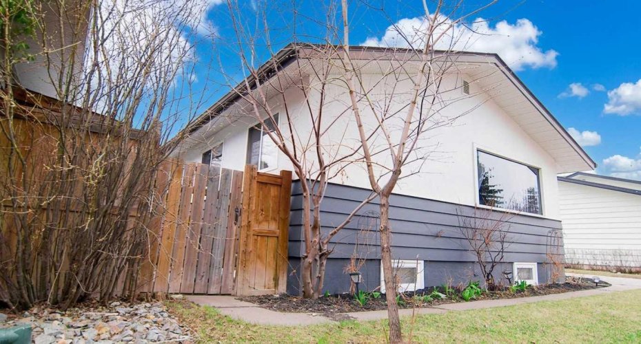 15 Hamlet Road, Calgary, Alberta T2V 3C9, 5 Bedrooms Bedrooms, ,3 BathroomsBathrooms,Residential,For Sale,Hamlet,A2303794