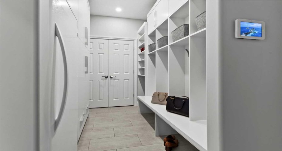 Impressive doube cupboard and built-in cubbies