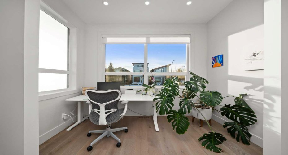 Front Flex Space- Office, Reading Nook or Play Zone