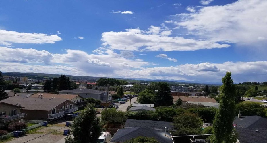 141 Mountain Street, Cochrane, Alberta T4C1Z5, 1 Bedroom Bedrooms, ,2 BathroomsBathrooms,Residential,For Sale,Mountain,A2304296