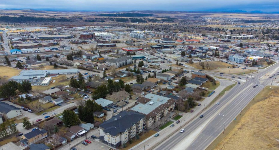 141 Mountain Street, Cochrane, Alberta T4C1Z5, 1 Bedroom Bedrooms, ,2 BathroomsBathrooms,Residential,For Sale,Mountain,A2304296