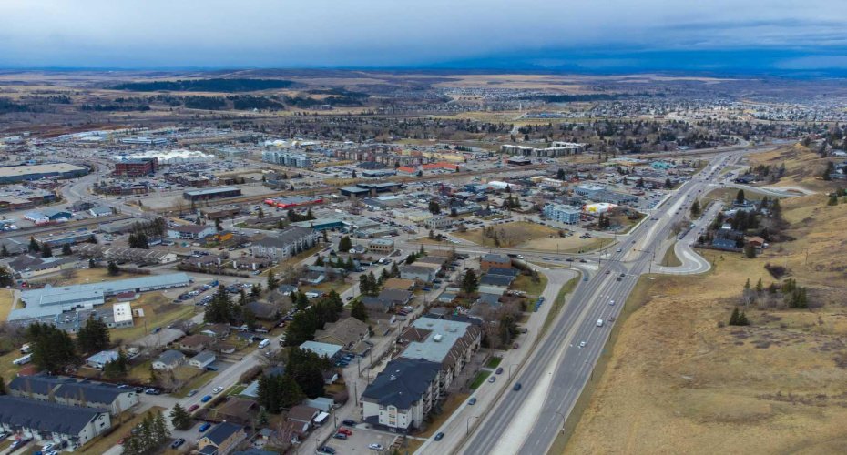 141 Mountain Street, Cochrane, Alberta T4C1Z5, 1 Bedroom Bedrooms, ,2 BathroomsBathrooms,Residential,For Sale,Mountain,A2304296