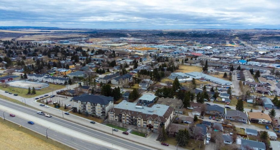 141 Mountain Street, Cochrane, Alberta T4C1Z5, 1 Bedroom Bedrooms, ,2 BathroomsBathrooms,Residential,For Sale,Mountain,A2304296