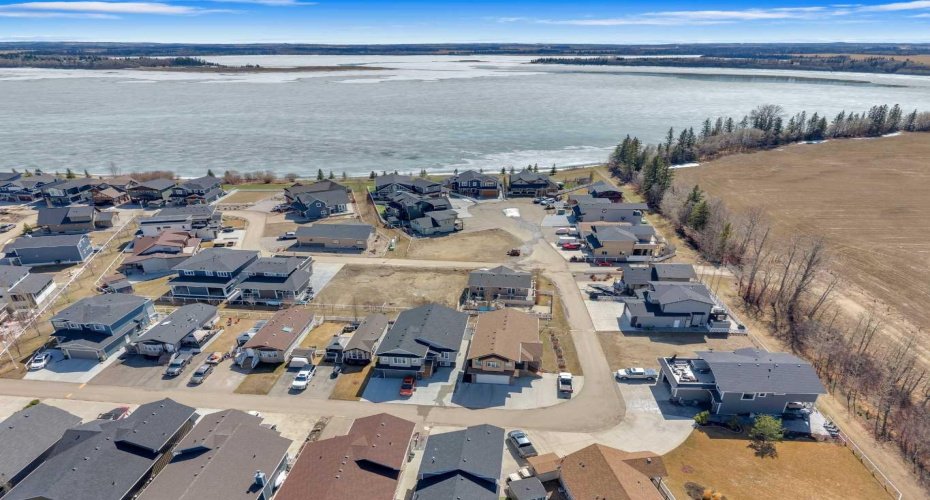 Proximity to the lake is close - head to the right on the short little road then walk the greenspace behind the other units to the water - easy!