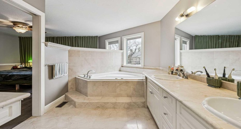 2211 Bowness Road, Calgary, Alberta T2N 3L4, 4 Bedrooms Bedrooms, ,4 BathroomsBathrooms,Residential,For Sale,Bowness,A2304349