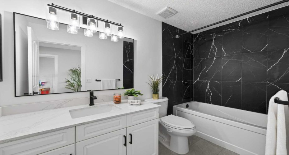 Kids Bathroom/ 2nd Upstairs Bathroom