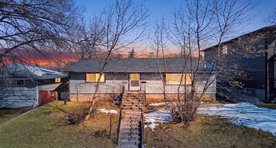 3218 29 Street, Calgary, Alberta T3E 2L1, 5 Bedrooms Bedrooms, ,2 BathroomsBathrooms,Residential,For Sale,29,A2305075