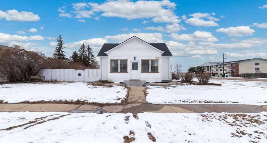 4504 49 Street, Lloydminster, Saskatchewan S9V 0L5, 4 Bedrooms Bedrooms, ,2 BathroomsBathrooms,Residential,For Sale,49,A2305128