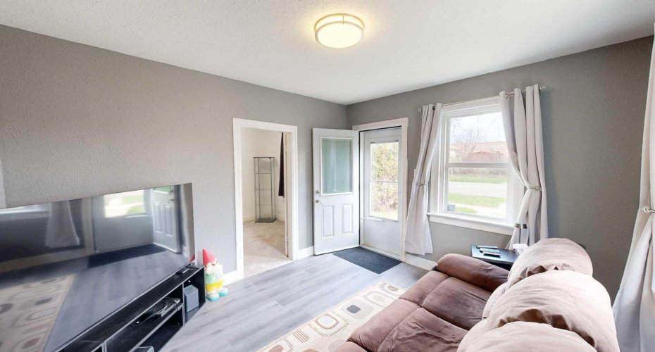 132 20 Street, Lethbridge, Alberta T1H 3M5, 2 Bedrooms Bedrooms, ,1 BathroomBathrooms,Residential,For Sale,20,A2303987