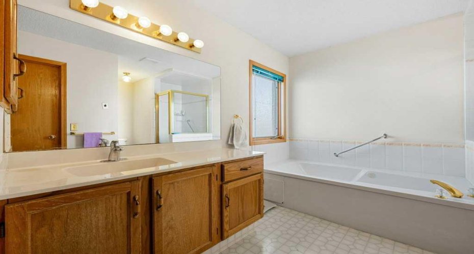 Ensuite bathroom with walk in closet