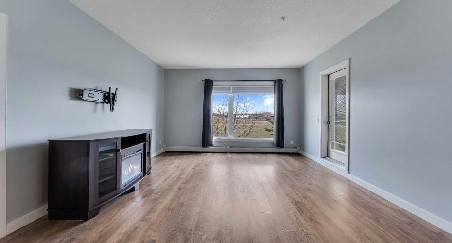 604 East Lake Boulevard, Airdrie, Alberta T4A 0G6, 2 Bedrooms Bedrooms, ,2 BathroomsBathrooms,Residential,For Sale,East Lake,A2304127