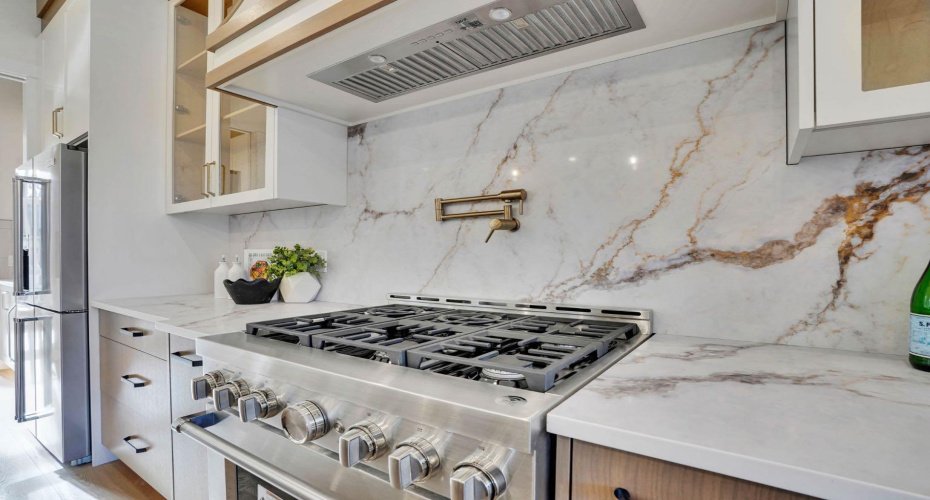 2012 35 Street, Calgary, Alberta T3E 2X6, 6 Bedrooms Bedrooms, ,6 BathroomsBathrooms,Residential,For Sale,35,A2304128