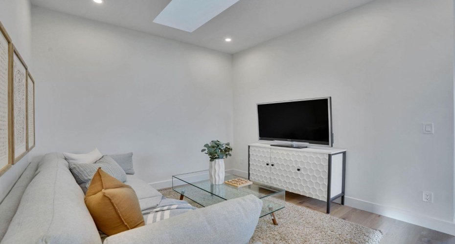 2012 35 Street, Calgary, Alberta T3E 2X6, 6 Bedrooms Bedrooms, ,6 BathroomsBathrooms,Residential,For Sale,35,A2304128