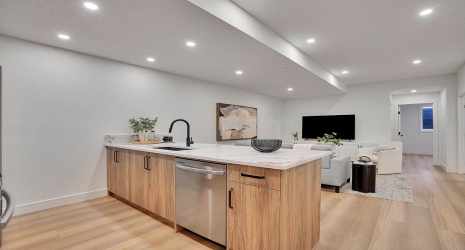 2012 35 Street, Calgary, Alberta T3E 2X6, 6 Bedrooms Bedrooms, ,6 BathroomsBathrooms,Residential,For Sale,35,A2304128